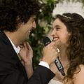 Des gens qui s'embrassent : photo Clara Ponsot, Max Boublil