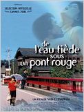 De l'eau tiède sous un pont rouge