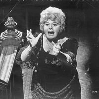 Whoever Slew Auntie Roo? : Photo Shelley Winters