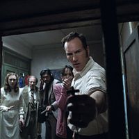 Conjuring 2 : Le Cas Enfield : Photo Abhi Sinha, Frances O'Connor, Patrick Wilson, Simon McBurney, Vera Farmiga