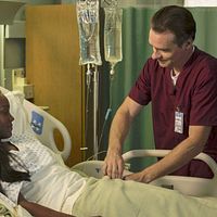 Photo Aja Naomi King, Robert Sean Leonard