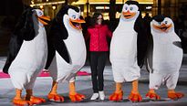 Les Pingouins de Madagascar inaugurent la patinoire de l'Hôtel de Ville de Paris