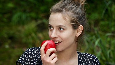 Bande-annonce Blanche comme Neige : Isabelle Huppert et Lou de Laâge rivales dans cette relecture sulfureuse du célèbre conte