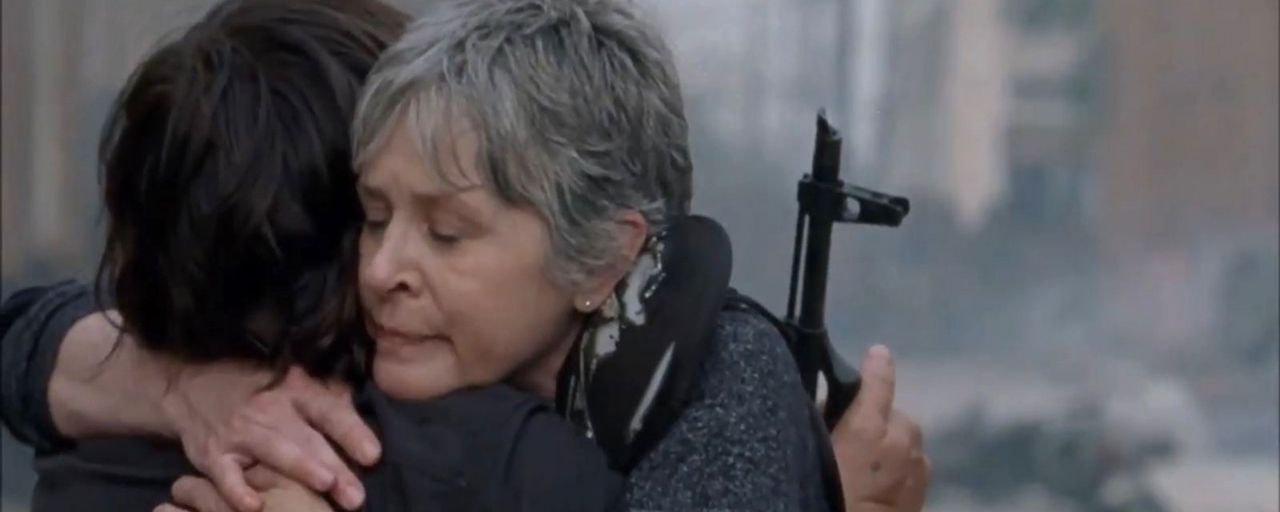 The Walking Dead : Carol et Daryl prennent les armes dans un extrait de la saison 8