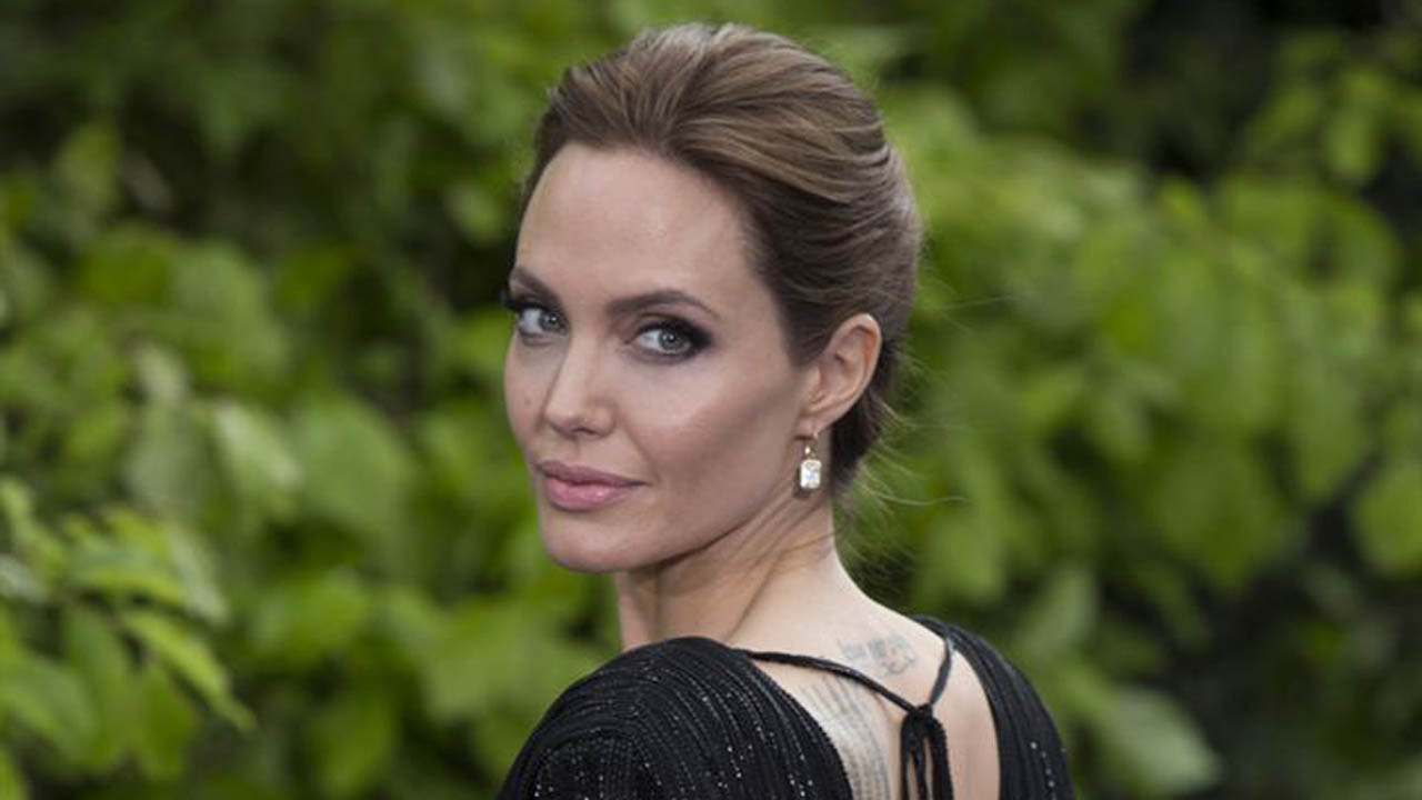 Eternals : découvrez le look d'Angelina Jolie sur les photos de tournage du prochain Marvel