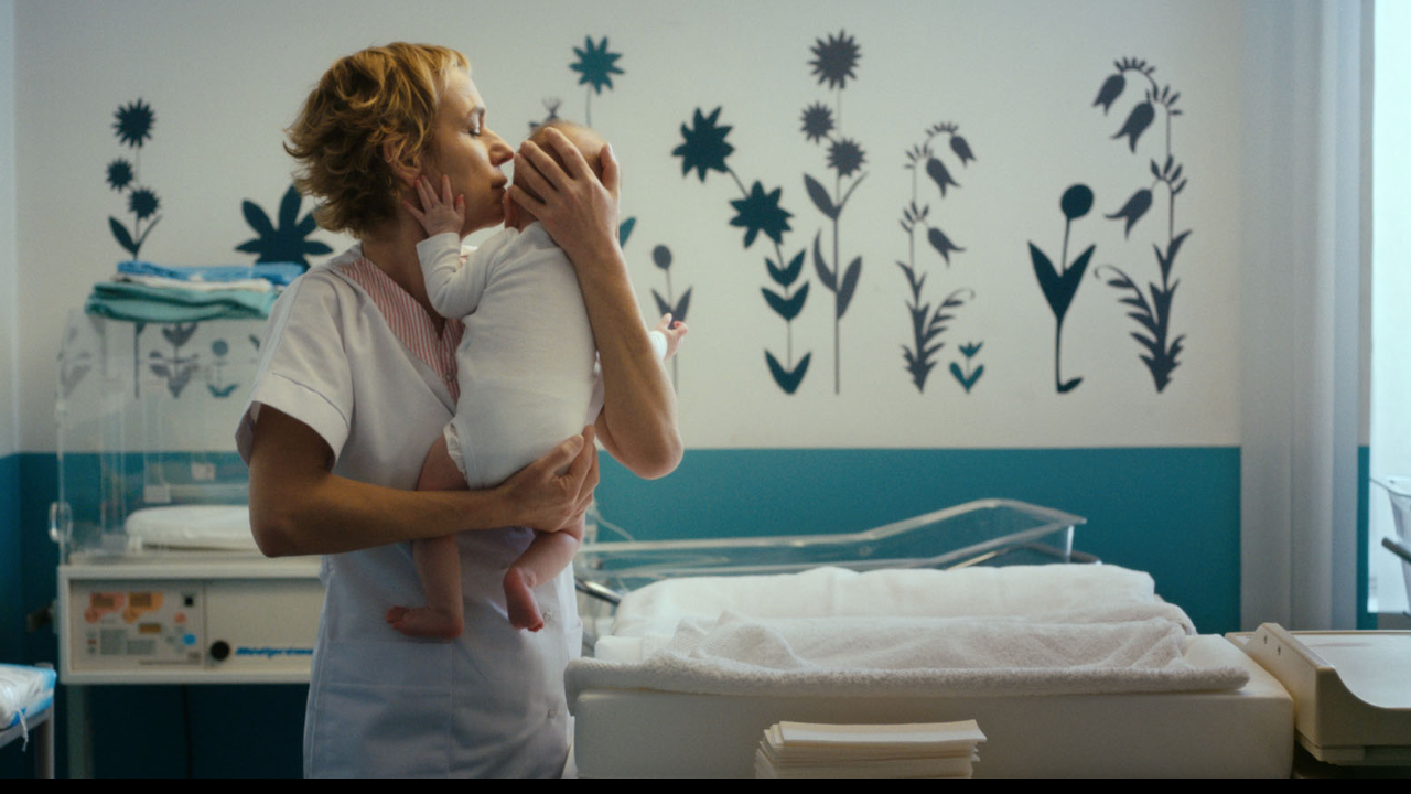Voir le jour avec Sandrine Bonnaire : un film lumineux sur le quotidien d'une maternité [INTERVIEW]
