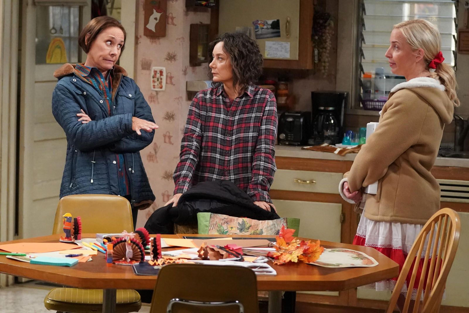 Films Et Séries Tv Avec Laurie Metcalf The Conners : Photo Laurie Metcalf, Lecy Goranson, Sara Gilbert - 54