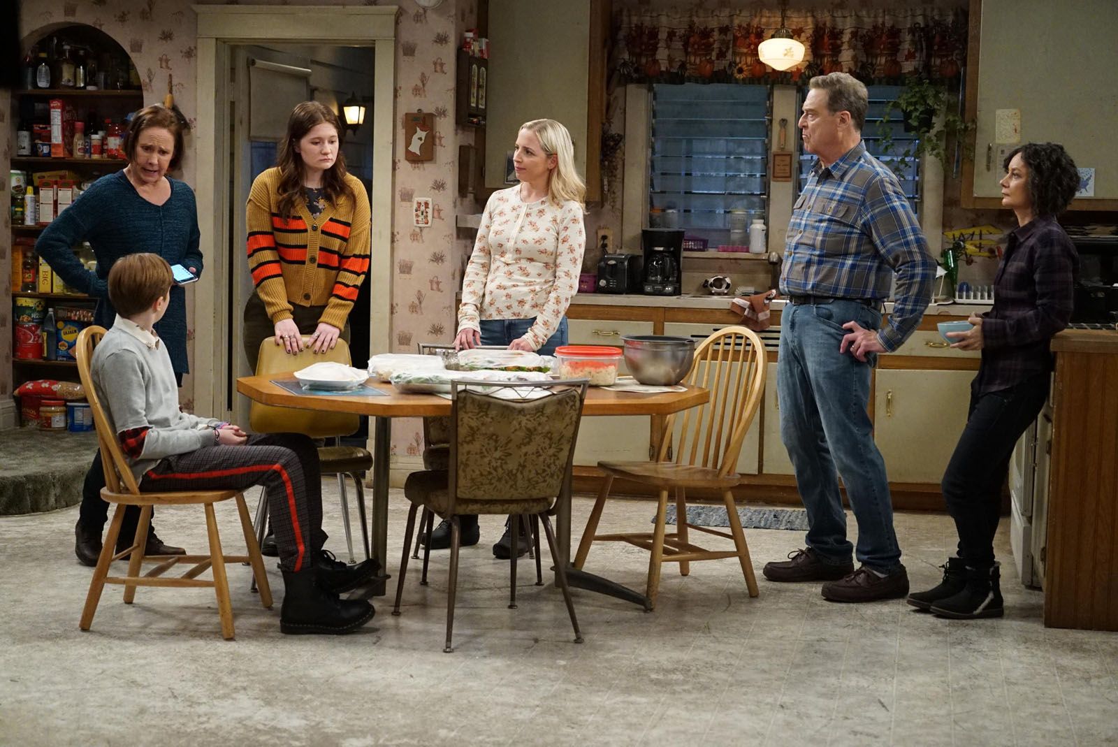Films Et Séries Tv Avec Laurie Metcalf The Conners : Photo Emma Kenney, John Goodman, Laurie Metcalf, Lecy