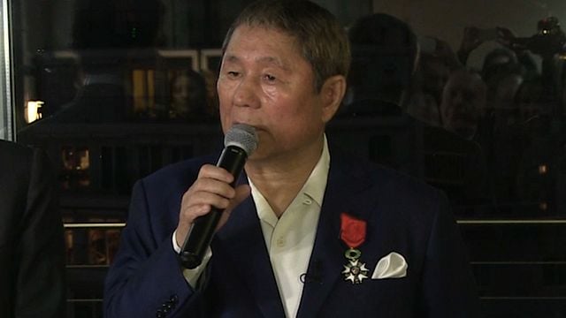 Takeshi Kitano reçoit les insignes d'Officier de la Légion d'honneur