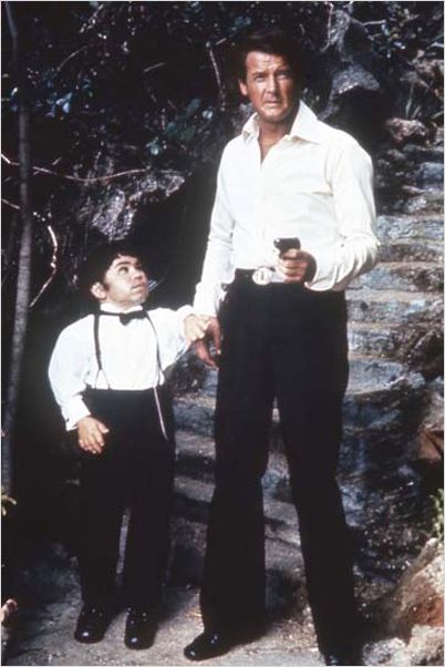 L'Homme au pistolet d'or : photo Guy Hamilton, Herve Villechaize, Ian Fleming, Roger Moore