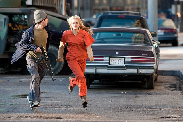 L'Aube rouge : Photo Isabel Lucas, Josh Peck