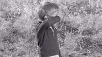 image de Trois jours et un enfant - EXTRAIT VOST "Le singe qui fume"