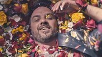 image de À côté de ses pompes Bande-annonce VF