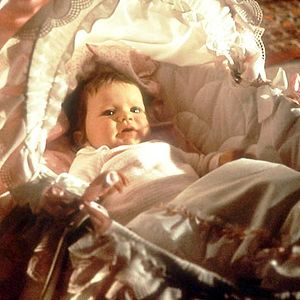 Photo Trois hommes et un couffin