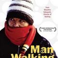 Photo L'Homme qui marchait sur la neige