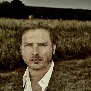 Photo Aden Young
