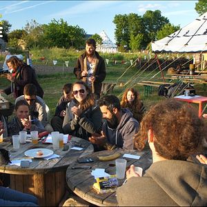 Photo Les Mains dans la Terre, Naissance d'un écovillage
