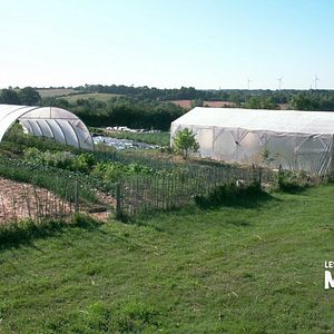 Photo Les Mains dans la Terre, Naissance d'un écovillage