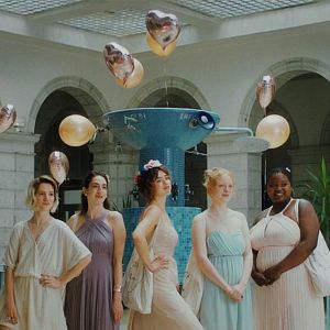 Photo Des jeunes filles enterrent leur vie