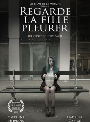 Regarde la fille pleurer