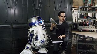 image de JJ Abrams et R2D2 victimes d'une attaque... de saumons !
