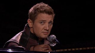 image de Jeremy Renner chante la Complainte de Hawkeye