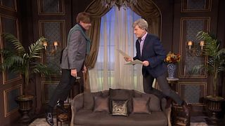 image de Bryan Cranston et Jimmy Fallon dans un soap opera en apesanteur