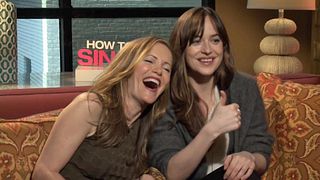 image de Dakota Johnson et Leslie Mann déshabillent un journaliste