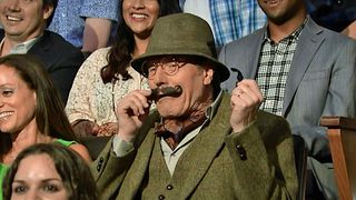 image de Bryan Cranston se déguise en Lord anglais et se cache dans le public !