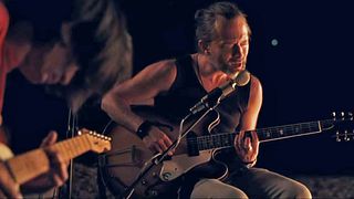 image de Paul Thomas Anderson filme Radiohead qui interprète en acoustique le titre "Present Tense"