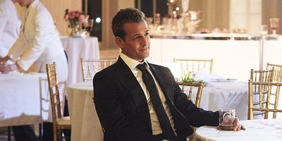 poster de la série Lourde est la tête qui porte la couronne