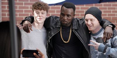 poster de la série Tout faire pour se faire remarquer