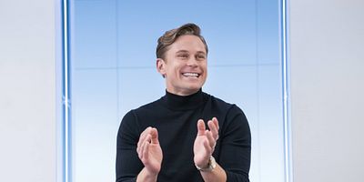 poster de la série We're Losing Time