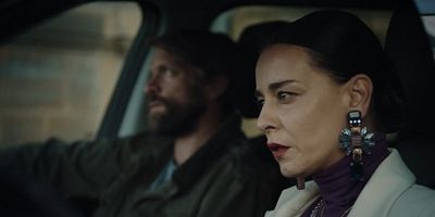 poster de la série Quelqu'un se tient au coin de la rue