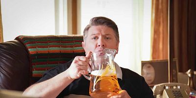 poster de la série Débutants en allemand et un vieux fou avec une batte