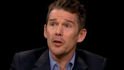 image de la news "Ça avait un prix" : il y a 10 ans, Ethan Hawke avait les larmes aux yeux à l’évocation de ces trois acteurs décédés qu'il a bien connu