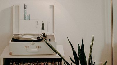 image de la news Un design vintage, un son moderne, une promotion exceptionnelle : la platine idéale pour (re)découvrir vos vinyles