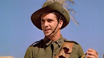 image de la news "C'était un petit jeune à l'époque, sans grande ambition de carrière" : c'est l'un des meilleurs rôles de Mel Gibson et on le trouve dans ce très grand film de guerre injustement oublié