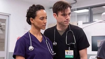 image de la news Premières images de The Pitt : surprise, deux personnages clés ne seront pas dans la saison 3 !