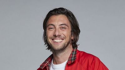 image de la news Etienne Carbonnier : âge, parcours, passions… Qui est l’emblématique chroniqueur de Quotidien ?
