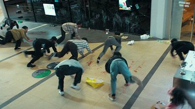 image de la news Il a réalisé l'un des meilleurs films de zombies de tous les temps... 10 ans après, voici les premières images de Colony, son nouveau thriller très attendu !