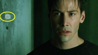 Matrix : faites un arrêt sur image à 2 heures et 2 minutes du film, une surprise vous attend !