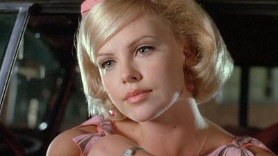 image de la news "Complètement rejeté à sa sortie, c'est aujourd'hui un classique" : connaissez-vous ce feel-good movie avec Tom Hanks et une toute jeune Charlize Theron ?