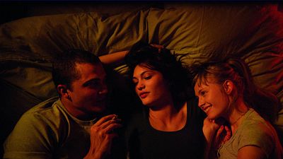 image de la news Un triangle amoureux torride chez Gaspar Noé, Schwarzy dans son rôle le plus culte… quoi de neuf sur MUBI ?