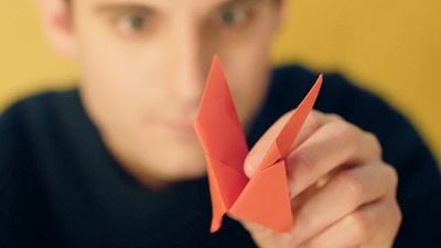 image de la news Plus belle la vie : c'est quoi cette cocotte en papier que reçoit Darius à la fin de l'épisode ? Nans Dissoubray répond