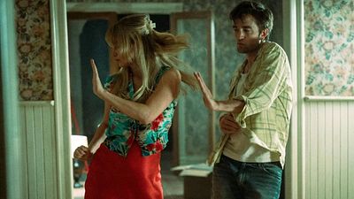 image de la news Premières images : Jennifer Lawrence livre la performance la plus intense de sa carrière aux côtés de Robert Pattinson