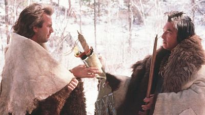 image de la news "Tant de choses en si peu de mots..." : Kevin Costner rend un hommage émouvant à Graham Greene, qu'il avait dirigé dans son western Danse avec les loups