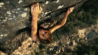 image de la news Plus fort que The Old Guard ? Voici les premières images de Charlize Theron traquée par Taron Egerton dans ce thriller Netflix