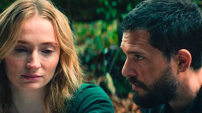 image de la news Premières images : 7 ans après la fin de Game of Thrones, Sophie Turner et Kit Harrington deviennent amants dans le remake de ce film culte