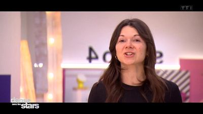 image de la news Danse avec les stars : Juju Fitcats se confie sur l'origine de sa mèche blanche qu'elle a depuis ses 8 ans